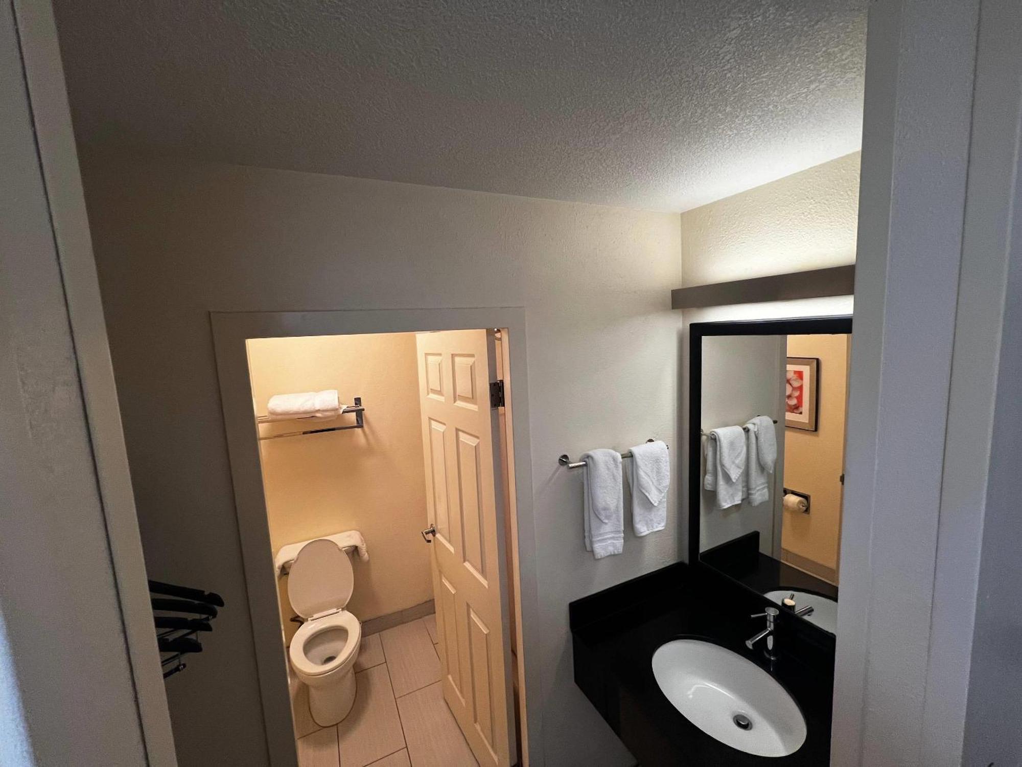 Rodeway Inn Macon Bagian luar foto